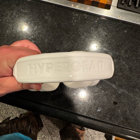 White Over-Ear Headphones with Plush Padding and Modern Design - Picture 3 of 4